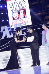 组图：蒋雯丽蕾丝长裙性感美艳 喜为刘欢颁奖