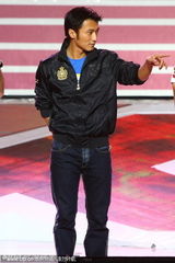 组图：谢霆锋离婚后首亮相 高举“我爱你”手势