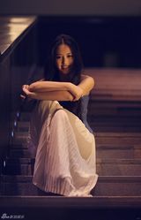 幻灯图：演员罗文丽户外写真 尽显纯美自然气质