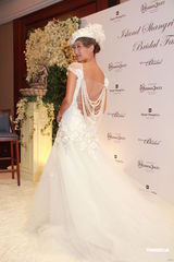 组图：谢婷婷着奢华婚纱 希望年年穿嫁衣