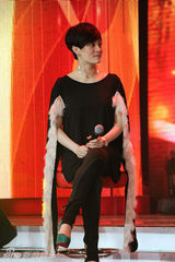 组图：孙俪为《甄嬛传》造势 造型多变赶场忙