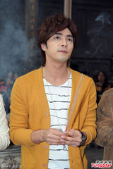 组图：贺军翔坦言将服兵役 拜月老求成家愿望