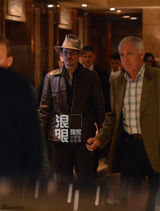 组图：德普来华与粉丝互动 合影签名来者不拒