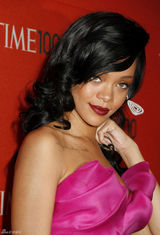 高清图：蕾哈娜玫红色宫廷式抹胸礼服性感亮相