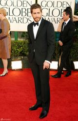 高清图：杰克-吉伦哈尔帅气现身 黑色西装略显老成