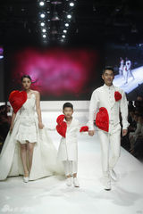 组图：董璇朱泳腾助阵慈善夜 呼吁儿童关爱