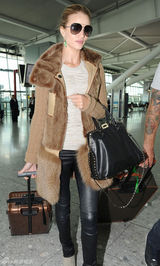 组图：罗茜-汉丁顿-惠特莉街拍皮草背心保暖