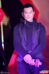 组图：古天乐捞金遭女模强摸 尴尬合影