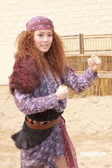 幻灯图：容祖儿新片造型搞怪 与阿Sa(蔡卓妍)亲热如姐妹花