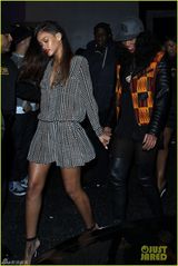 组图：蕾哈娜红唇长发变淑女 深V短裙纹身隐现