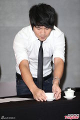 组图：曹格酒后闹事召开记者会 敬三杯茶道歉