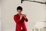 组图：韩星尹相铉代言拍广告 火红西装入镜帅气抢眼