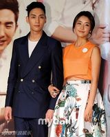 组图：郑柔美高斗心等宣传《妈妈的庭院》