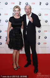 幻灯图：群星齐聚电影节之夜活动 布吉特举止出位