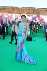 组图：韩丹彤莫斯科电影节走红毯 蓝色凤袍加身