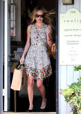 组图：凯特-波茨沃斯街拍LOOK 印花连衣裙清爽