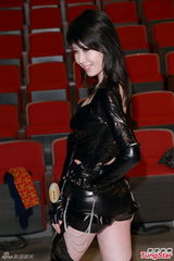 高清图：华姐自选服饰斗抢镜 欧阳可心SM装夸张