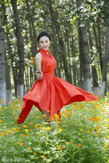 组图：《花木兰传奇》开播 朱子岩红裙预祝收视