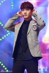 组图：EXO与Apink助阵颁奖礼 f(x)水晶捧奖