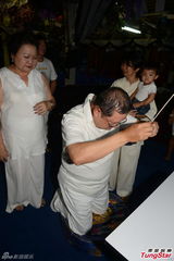 组图：林建岳携子及友人泰国拜祭白龙王