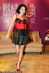 组图：小S大秀性感走猫步 登台与裸男热辣共舞