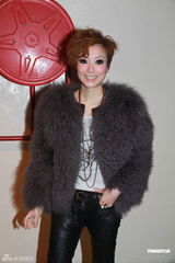 组图：郑秀文古天乐新片开机 打情骂俏不惧绯闻