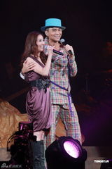 组图：张智霖开唱怀抱儿子亮相 张柏芝任嘉宾