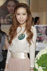 组图：吴雨霏出席开幕礼长裙优雅端庄