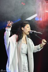 组图：2013微博之夜曲婉婷献唱新歌