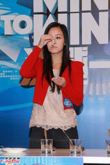 组图：李克勤回无线主持《决战一分钟》