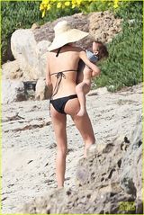 组图：米兰达可儿一家海边度假 布鲁姆身材健硕