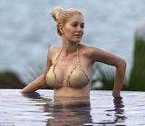 组图:真人秀女星比基尼兜巨波金蛇出浴身材曼妙