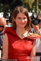 组图：电影《山之外》发布 导演牵二美得意亮相