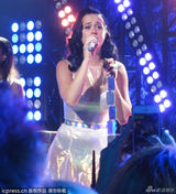 组图：凯蒂佩里新专辑发布 穿透视裙调戏主持人