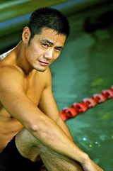 幻灯组图：邵兵新剧与“儿子”泳池戏水展胸肌