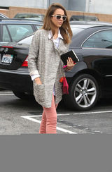 组图：杰西卡-阿尔芭街拍灰色大衣搭配粉裤