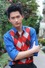 组图：吕聿来国外街拍 骷髅造型颠覆形象