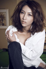 组图：王梓诺拍惹火写真 玩湿身豹纹诱惑