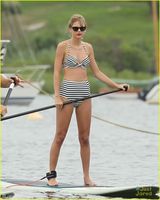 组图：泰勒比基尼平板身材 绯闻新欢似霍比特人