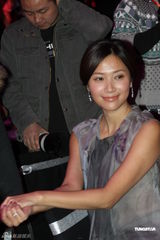 组图：张柏芝现身女性盛典 调侃康永耳套抄袭爱子