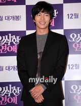 组图：孙艺珍宣传新片《见鬼》 粉红高跟鞋抢眼