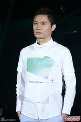 组图：吴建豪柯有伦代言走秀主打摇滚风