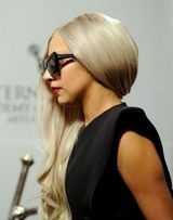 组图：Lady Gaga身着怪异镂空裙助阵国际艾美奖