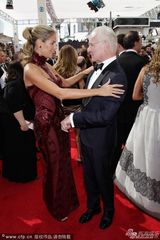 组图：超模海蒂-克鲁姆暗红美裙亮相艾美红毯