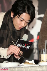 组图：日星佐藤健宣传新片 欣赏周杰伦才华