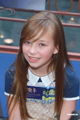 组图：英国小萝莉康妮抵港开唱 想去迪士尼乐园