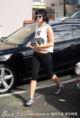 幻灯图：凯蒂-佩里患婚前恐惧症？ 借T恤抒发心声