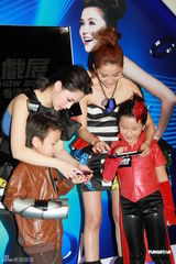 组图：TWINS揭幕游戏展 阿Sa生病不敢与男友看医生