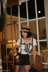 幻灯图：李念拍杂志封面 完美演绎“蜗居”生活