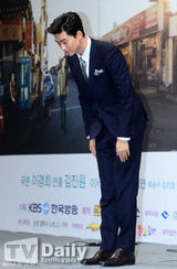 组图：金喜善新剧发布 荧屏牵手2PM玉泽演